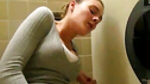 Brunetka sex kamerki dojrzałe Natalie Brooks rucha się na kanapie